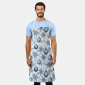 青いクリスマスツリーオーナメントパターン エプロン (着用した状態)