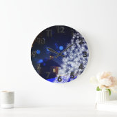 青いクリスマスホワイトツリー ラージ壁時計 (ホーム)