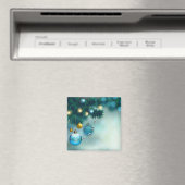 青いクリスマスボールを持つ美しい松の木 マグネット (インサイチュ (食洗機))