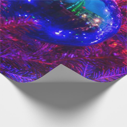 青いクリスマスボール、紫の木 ラッピングペーパー (角)