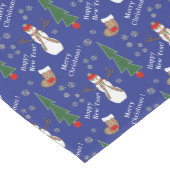 青いクリスマス雪だるまパターン ミディアムテーブルランナー (コーナー)