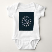 青いクロムはヨットの旗の車のなグリルを好みます ベビーボディスーツ (正面)