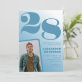 青いグラデーションの28歳誕生日招待状 男の子の写真 招待状 (スタンド正面)