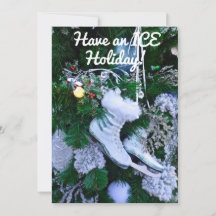 青いグリッターと毛皮の氷のスケート靴がクリスマスツリーの上に