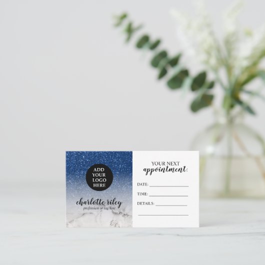 青いグリッター白い大理石カーシブあなたのロゴを追加 名刺 (スタンド正面)