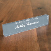 青いグレーのエレガントプレーン読み取り可能スクリプモダント デスクネームプレート (側面)