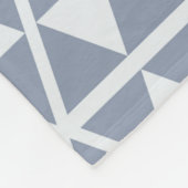 青いグレーの三角形アート – 新しい幾何学的パターン フリースブランケット (角)