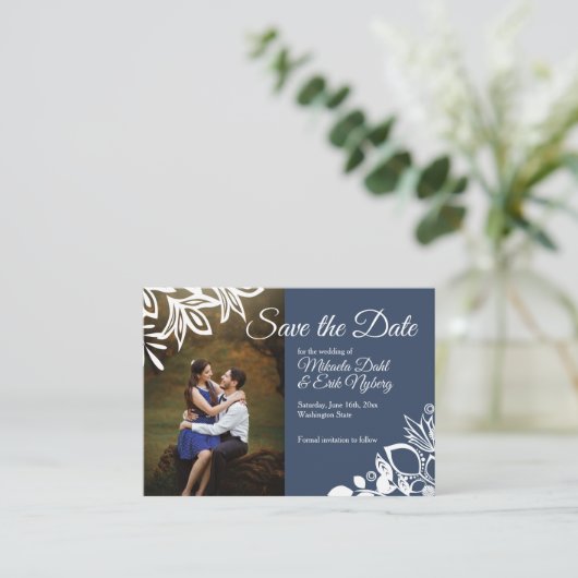 青いグレー日付カードを保存する白いフローラ枠 アドバイスカード (スタンド正面)