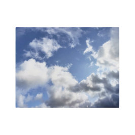 青いコーンワルの空に浮かぶ、ふわふわした雲 メタルプリント