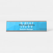 青いシアン色のグラデーションジオメトリメッシュパターンモノグラム デスクネームプレート (正面)