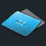 青いシアン色のグラデーションジオメトリメッシュパターンモノグラム ラップトップスリーブ<br><div class="desc">モノグラムあなたのカスタムイニシャルと名前でパーソナライズ。ライトダークブルーのグラディエントを持つ三角形のジオメトリックメッシュグラデーション。パターングラデーション、メッシュ、三角形、ジオメトリ、ジオメトリック、グラデーショクールン、三角形、明るい、青、シアン</div>