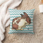 青いシェブロンが付いている彼の顔を洗浄するバニー クッション (ブランケット)