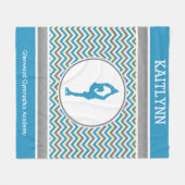 青いシェブロンのフィギュアスケート選手パーソナライズな毛布 フリースブランケット (正面(横))