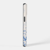 青いシノワズリの蝶と芍薬のスマホケース iPhone 15ケース (右側面)