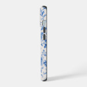 青いシノワズリの蝶と芍薬のスマホケース iPhone 15ケース (左側面)