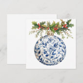 青いシノワズリーボールオーナメントに緑のホリーデコレーション シーズンカード (正面/裏面)