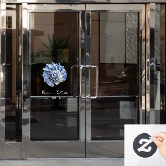 青いシーシェルのロゴのウィンドウが貼り付く ウィンドウサイン (オフィスドア)