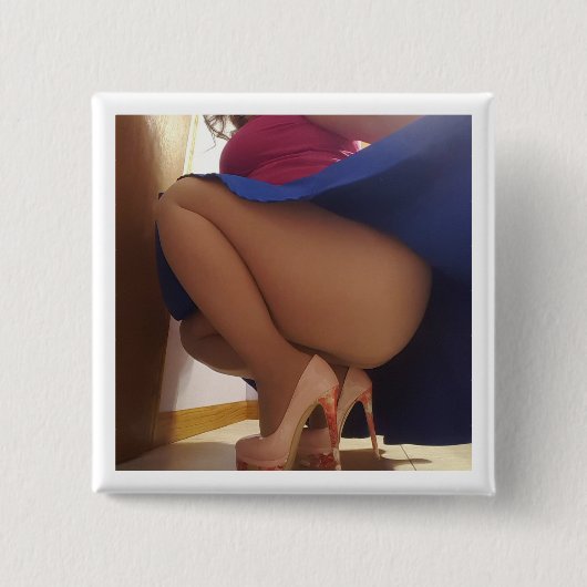 青いスカートのピーカブーボタン 缶バッジ (正面)