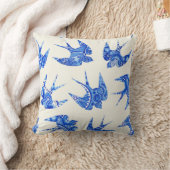 青いスズメツバメ水色の鳥のパターン クッション (ブランケット)