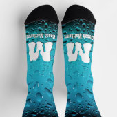 青いスタイリッシュ水滴カッコいいスイムコーチモノグラム ソックス (上部)