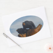 青いスモークの山々の空と木の茂った黒い髭 楕円形シール (封筒)