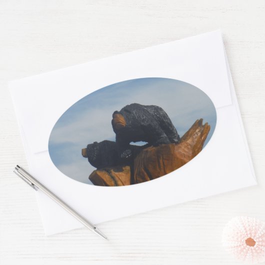 青いスモークの山々の空と木の茂った黒い髭 楕円形シール (封筒)