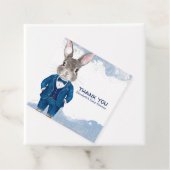 青いスーツと蝶ネクタイのダッパー・ボーイ・バニー フェイバータグ (インサイチュ)