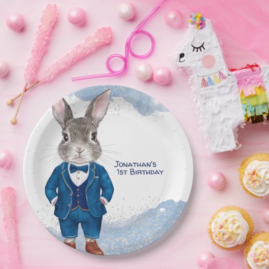 青いスーツの男の子とボウタイの誕生田のダッパーBunny ペーパープレート (パーティー)