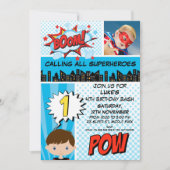 青いスーパーヒーローの写真の第1誕生日のパーティの招待状 招待状 (正面)