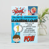 青いスーパーヒーローの写真の第1誕生日のパーティの招待状 招待状 (スタンド正面)