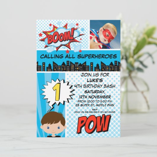 青いスーパーヒーローの写真の第1誕生日のパーティの招待状 招待状 (スタンド正面)
