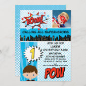 青いスーパーヒーローの写真の第1誕生日のパーティの招待状 招待状 (正面/裏面)