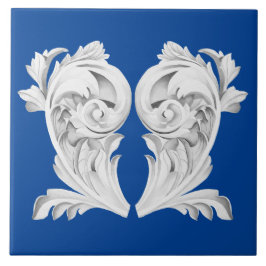 青いセラミックタイルの上の大理石のテンドリル タイル