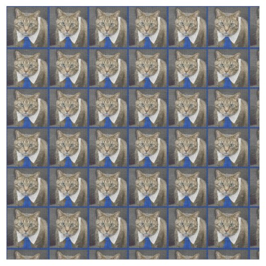 青いタイを身に着けているかわいい緑色の目の茶色の虎猫猫 ファブリック (クローズアップ)