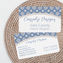 青いタイル張りのアーチ上の対称オレンジ色の花のパターン