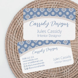 青いタイル張りのアーチ上の対称オレンジ色の花のパターン 名刺