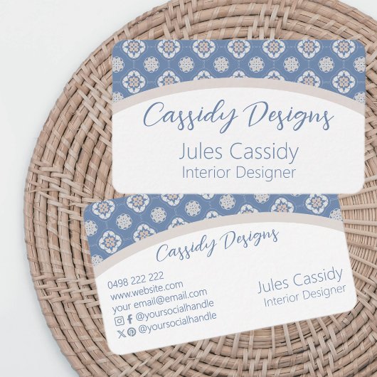 青いタイル張りのアーチ上の対称オレンジ色の花のパターン 名刺