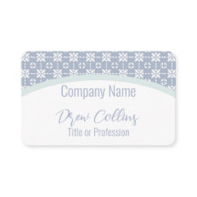 青いタイル張りのアーチ上の白い花模様