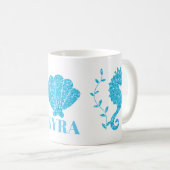 青いタツノオトシゴおよび貝殻は一流のマグを加えます コーヒーマグカップ (正面右)