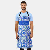 青いタラベラスペインのタイルパーソナライズされたギフト エプロン (着用した状態)