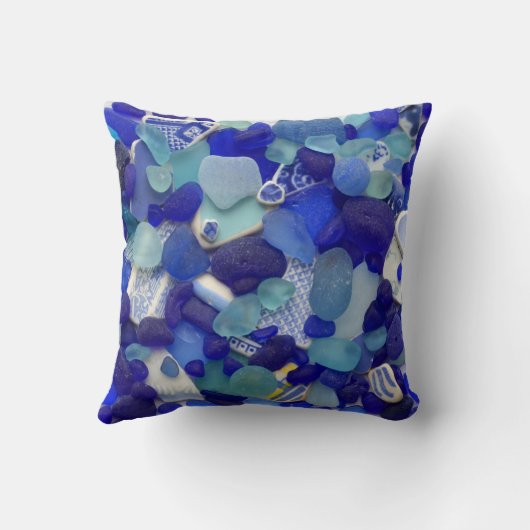 青いターコイズの海のガラスビーチのガラス写真の正方形 クッション (裏面)