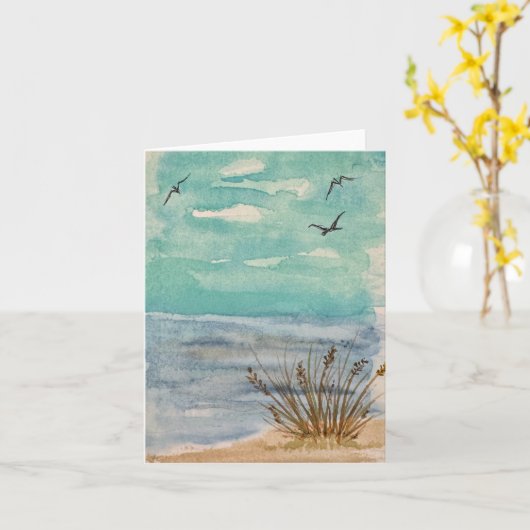 青いターコイズの砂のビーチ – 雲の中の鳥 カード (黄色い花)