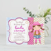 青いダマスク織、タンシェブロンの女性のカーボーイの誕生会 招待状 (スタンド正面)