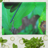 青いダンセルフライは緑の葉の上に。 キッチンタオル (折り畳み)