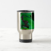 青いダンセルフライは緑の葉の上に。 トラベルマグ (中央)