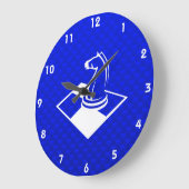 青いチェス ラージ壁時計 (傾斜)