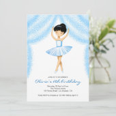青いチュチュを着たかわいい小さな茶色の髪のバレリーナ 招待状 (スタンド正面)