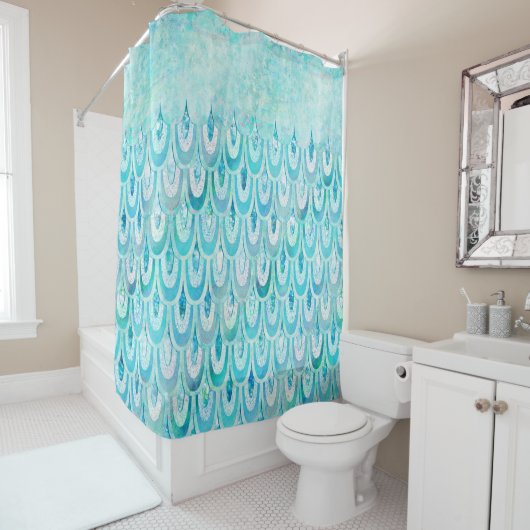 青いティール(緑がかった色)の光沢がある人魚は魚スケールをはかりで測ました シャワーカーテン (インサイチュ)
