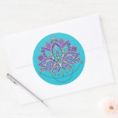 青いティール(緑がかった色)の明るくカラフルなはすの花 ラウンドシール (封筒)