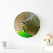 青いテキサス州・ダンセルフライ（木の葉に浮かぶ） ラージ壁時計 (ホーム)